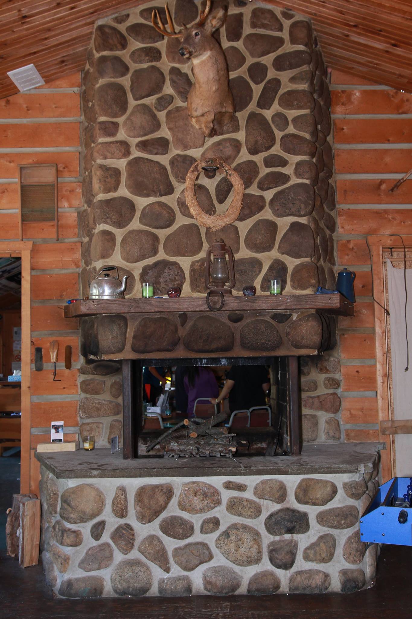 Foyer de pierre dans l’ancien relais du Fort Ouest