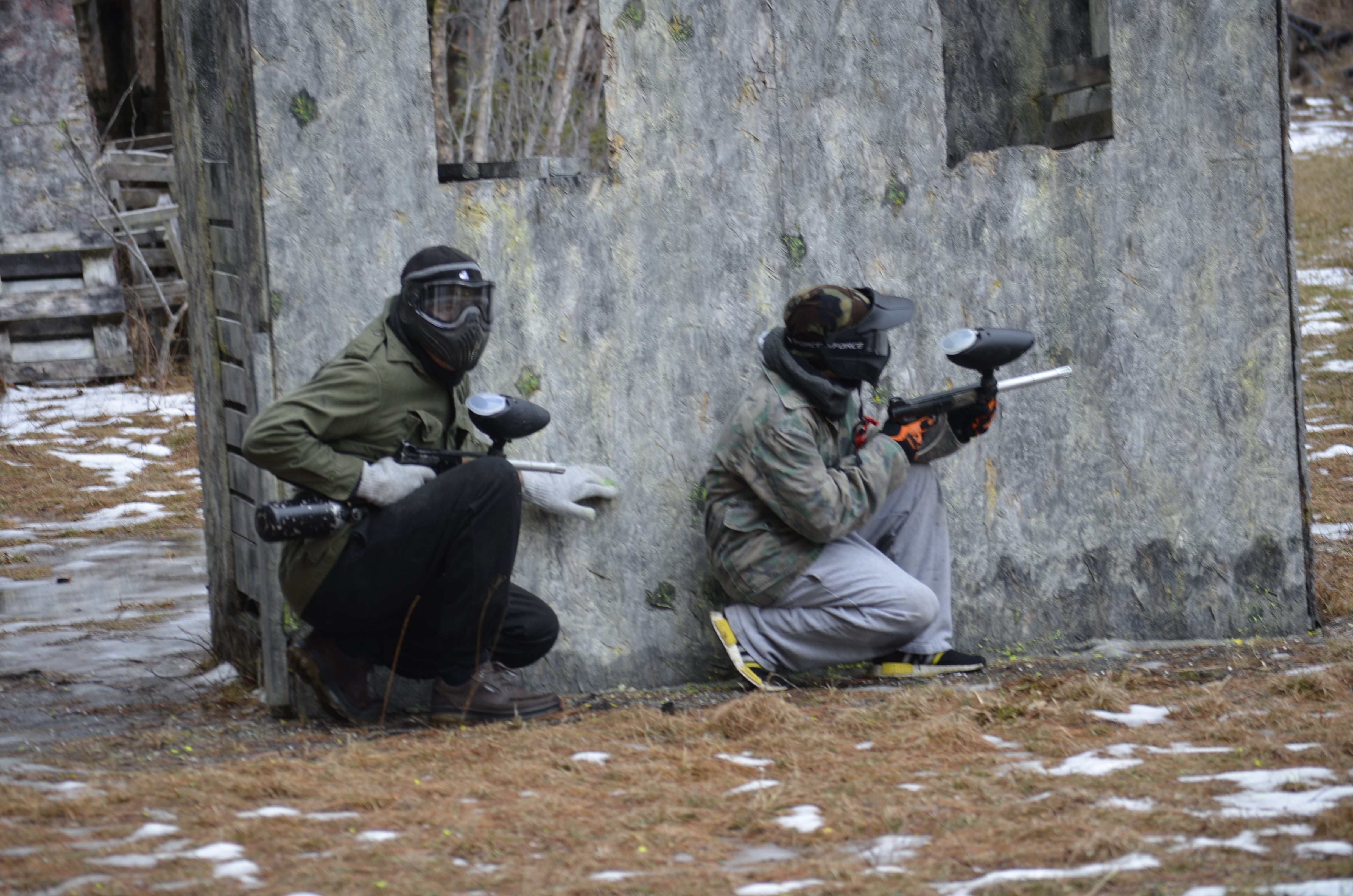 Groupe de paintball entrant dans une mission extérieure au Fort Ouest