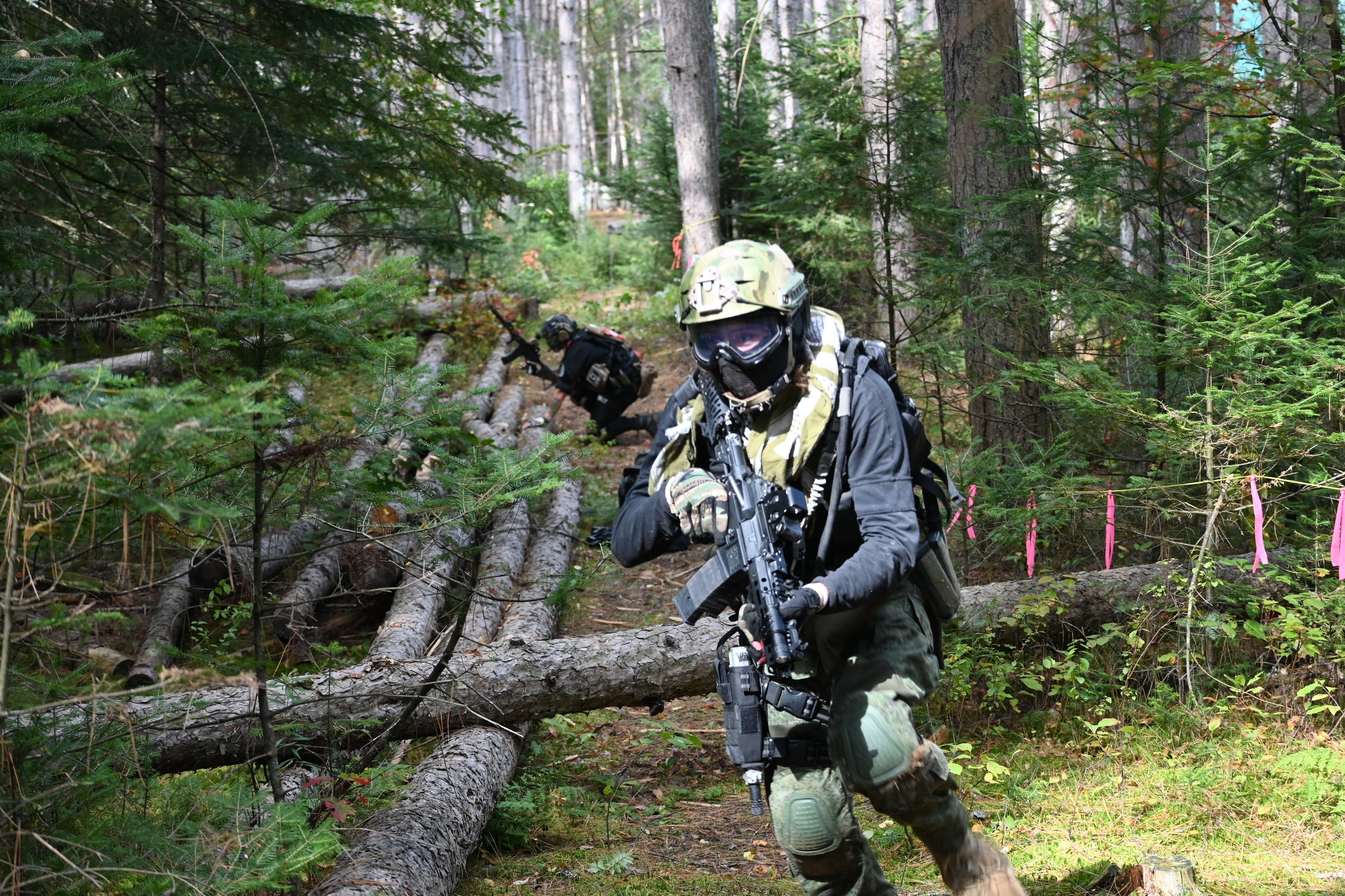 Joueur d’airsoft avec un marqueur au Fort Ouest