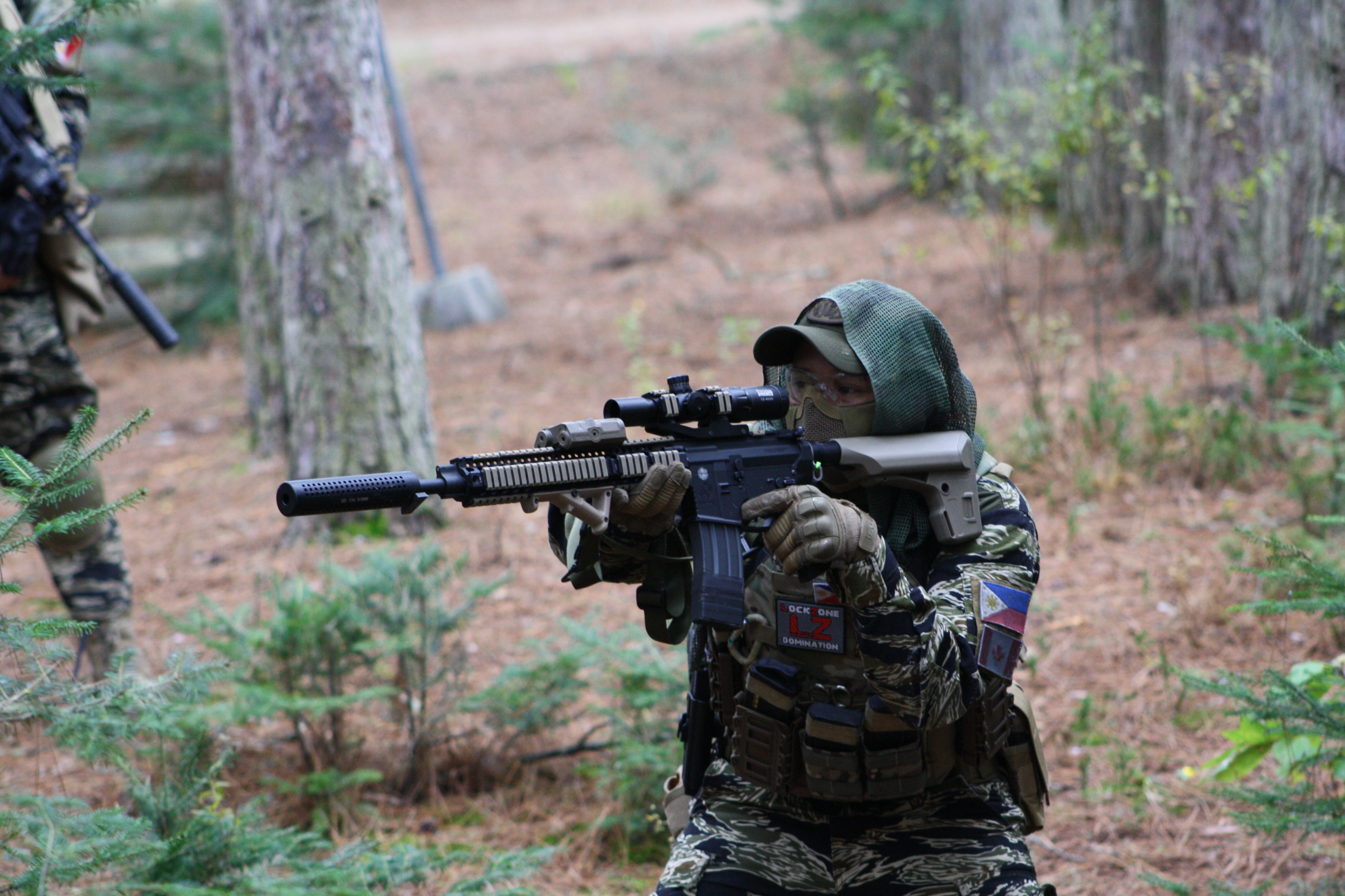 Joueurs d’airsoft en action sur un terrain du Fort Ouest
