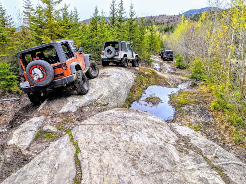 Véhicules 4x4 sur un sentier forestier — Fédération des Clubs 4x4 du Québec