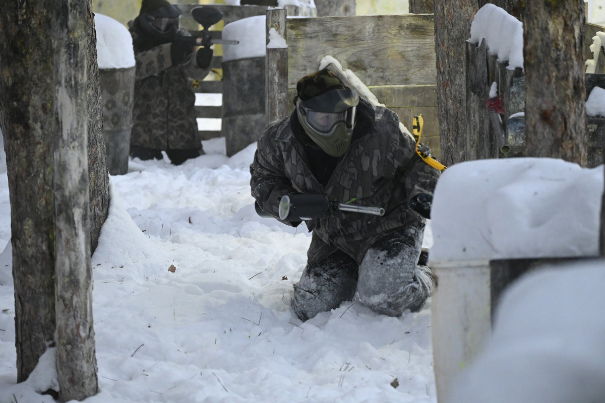 Partie de paintball sur un terrain enneigé du Fort Ouest