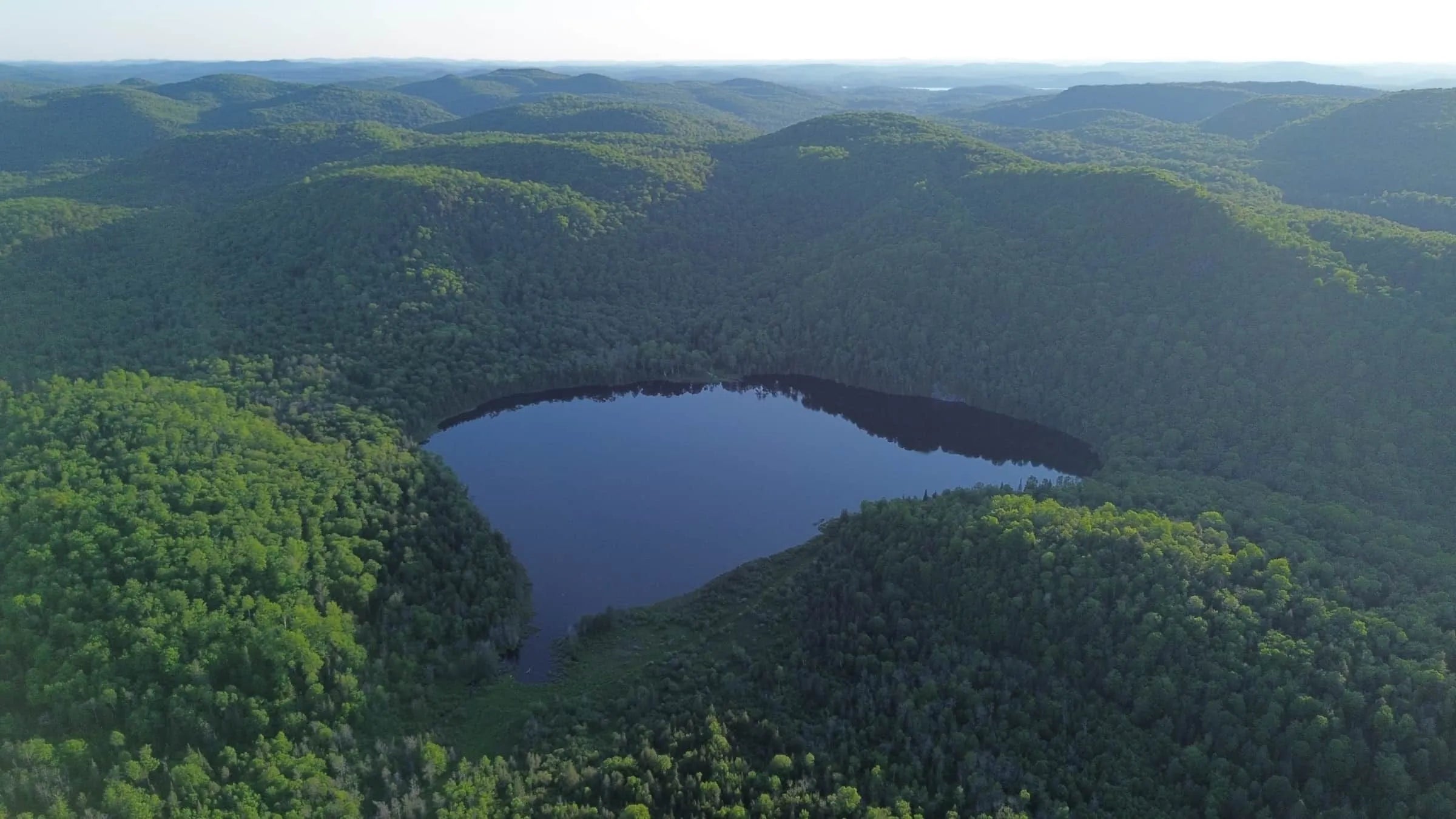 Vue aérienne du lac privé du Chalet Lac Saint-Thomas