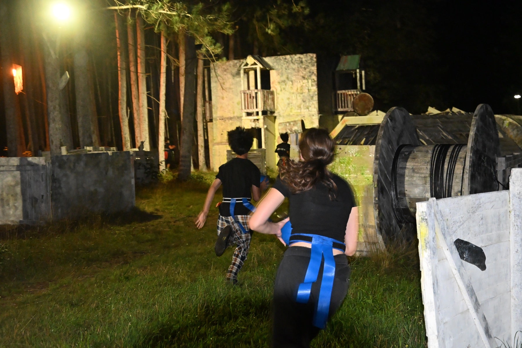 Teammates chasing the objective during a night game