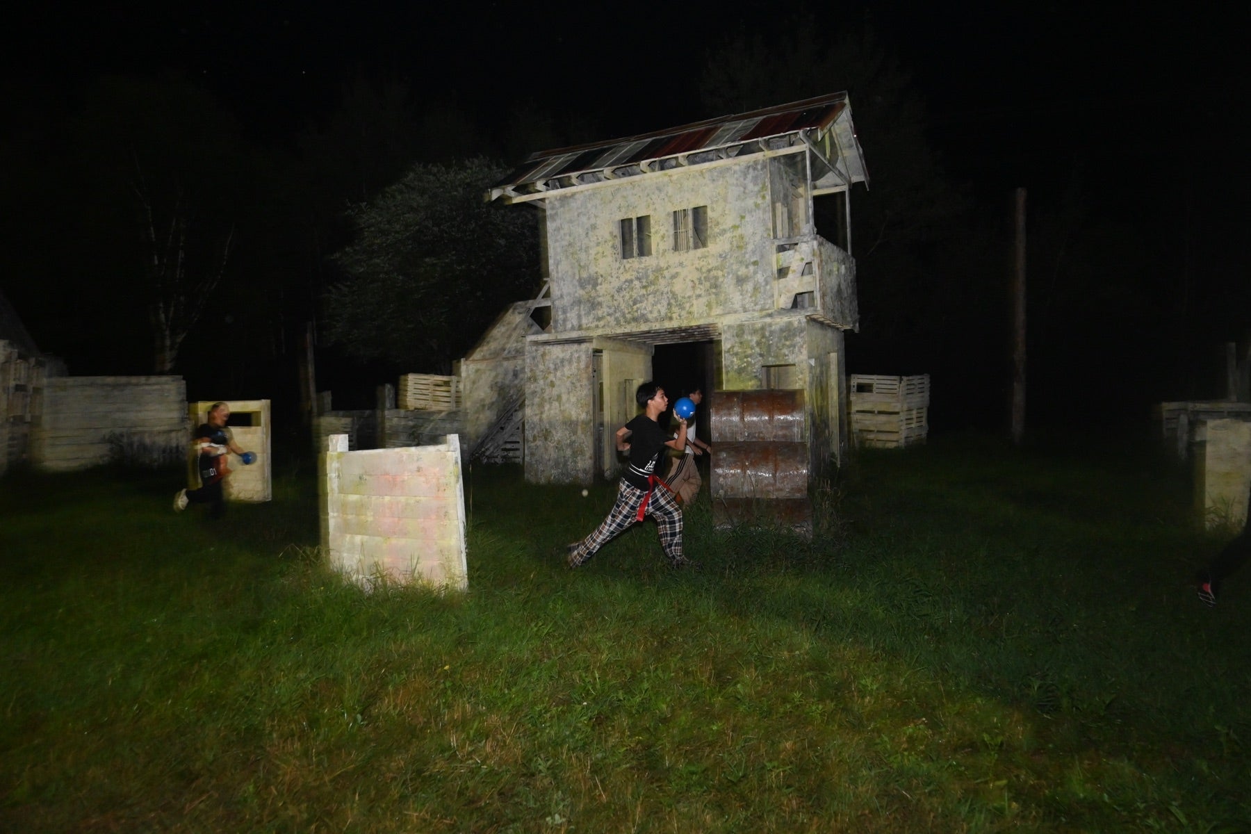 Grab or Tag players moving across the Fort Ouest village field at night