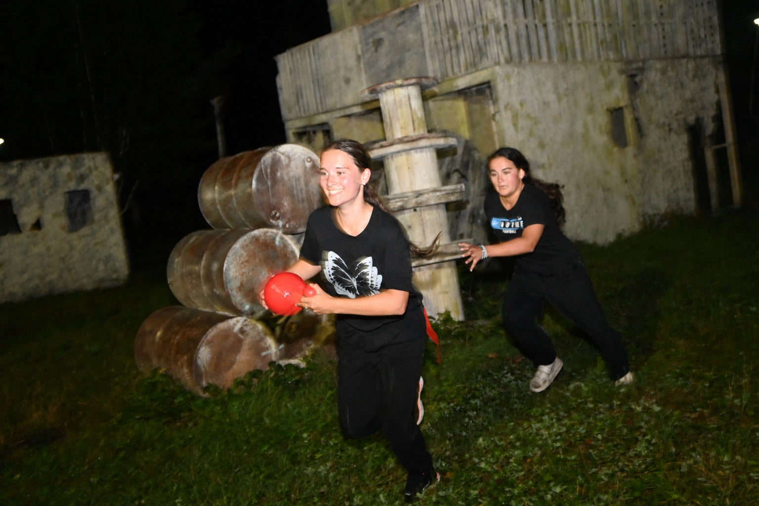 Deux participantes jouant à Pogne ou Tague au Fort Ouest