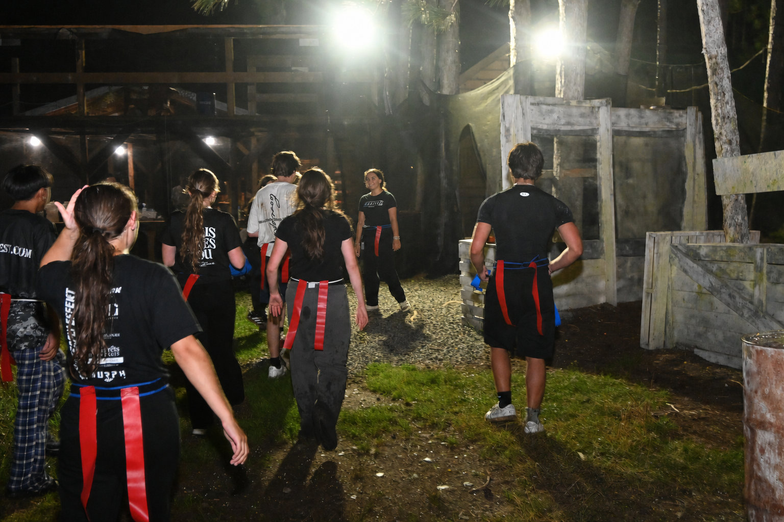 Participants de Pogne ou Tague réunis sur un terrain éclairé du Fort Ouest en soirée