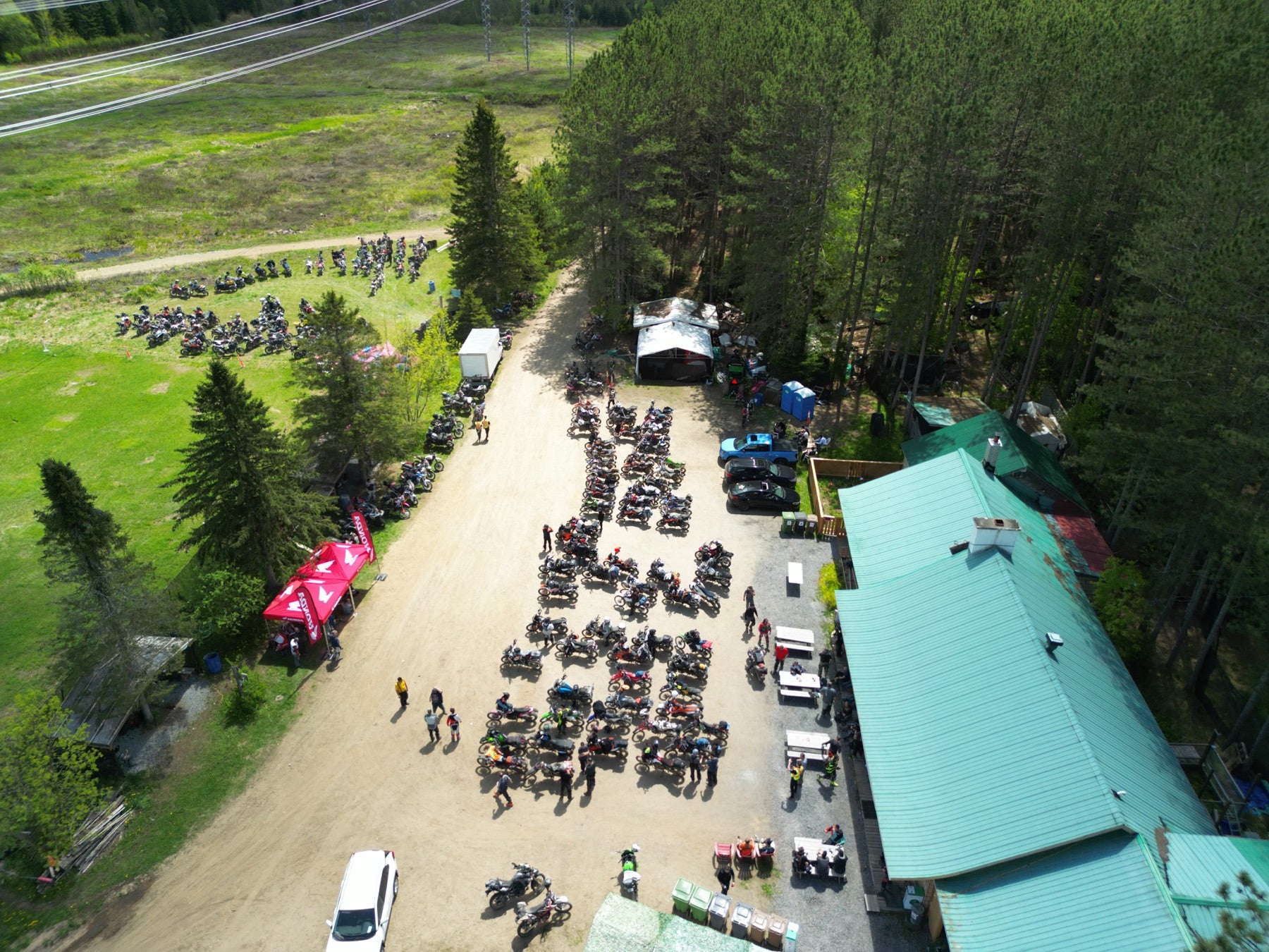 Vue aérienne de centaines de motos double usage au relais du Fort Ouest
