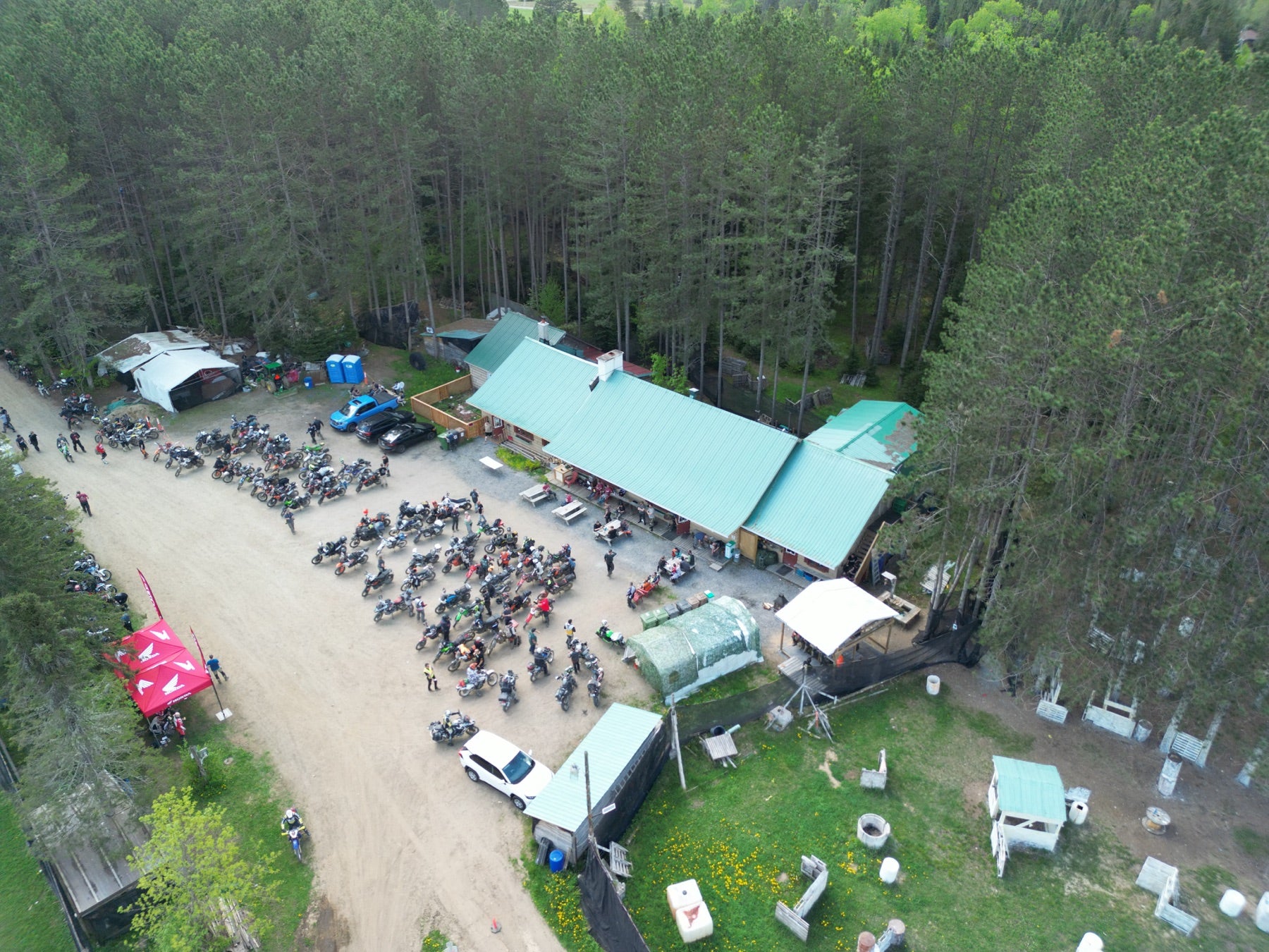 Vue aérienne du relais du Fort Ouest et de motos double usage